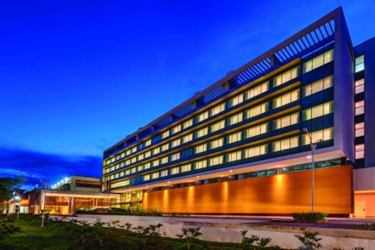 Estelar Villavicencio Hotel & Centro De Convenciones Exterior photo The hotel at night